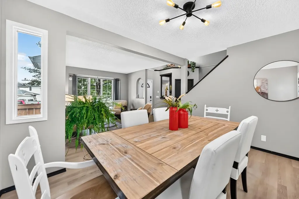 81 Sandalwood Court NW Calgary AB T3K 4B7
