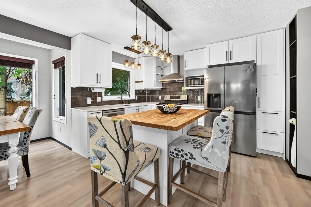 81 Sandalwood Court NW Calgary AB T3K 4B7