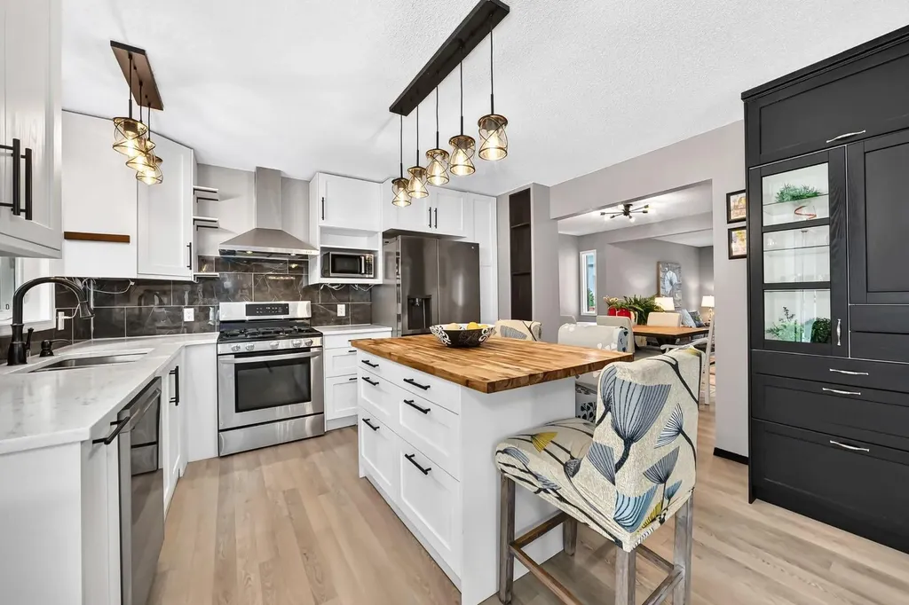 81 Sandalwood Court NW Calgary AB T3K 4B7