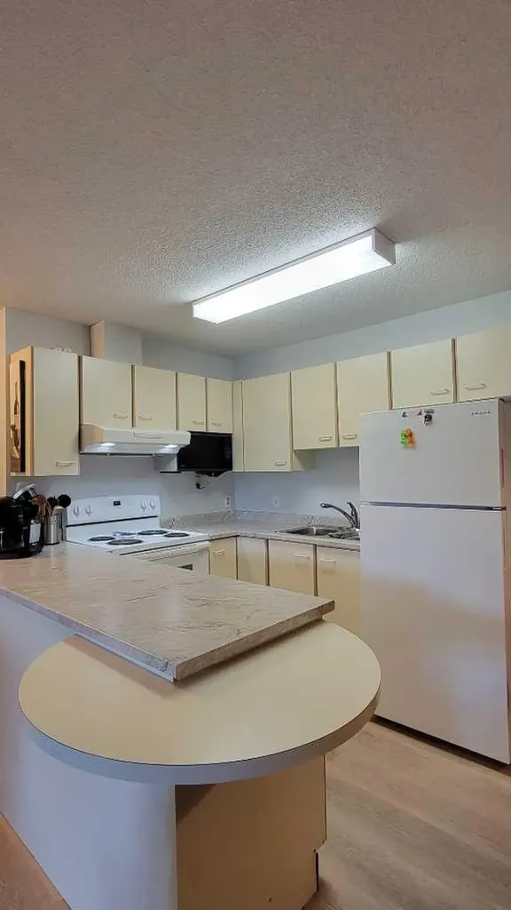 2013 Edenwold Heights NW Calgary AB T3A3Y2