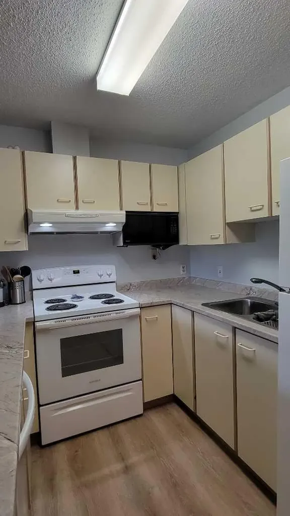 2013 Edenwold Heights NW Calgary AB T3A3Y2