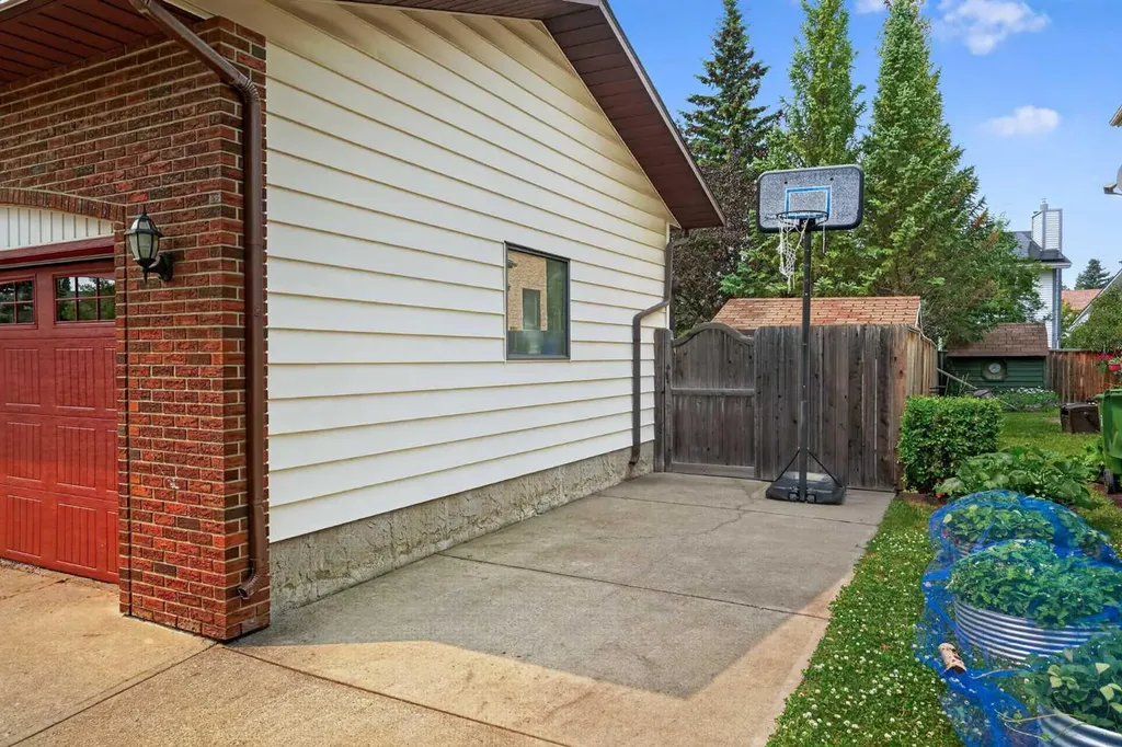 80 Hawkhill Way NW Calgary AB T3G 2V2