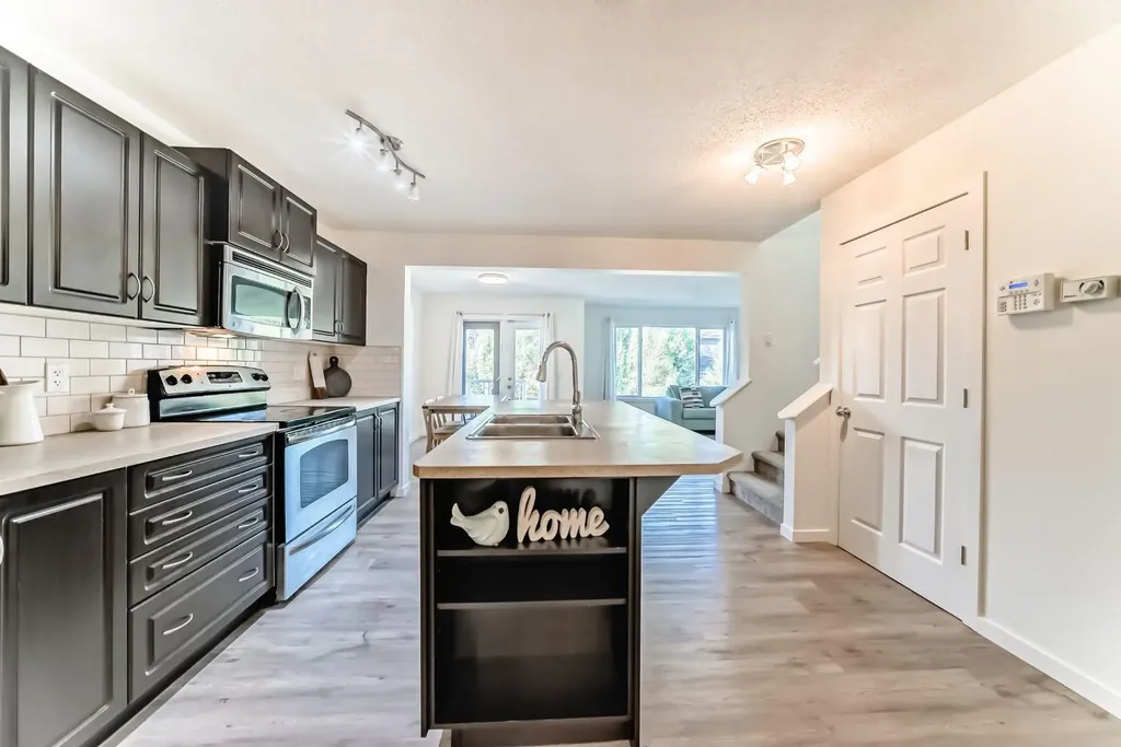 790 River Heights Crescent Cochrane AB T4C 0J4