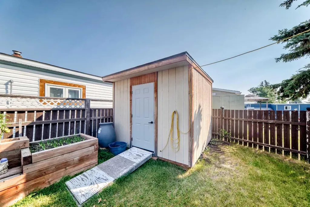 3223 83 Street NW Calgary AB T3B 5P1