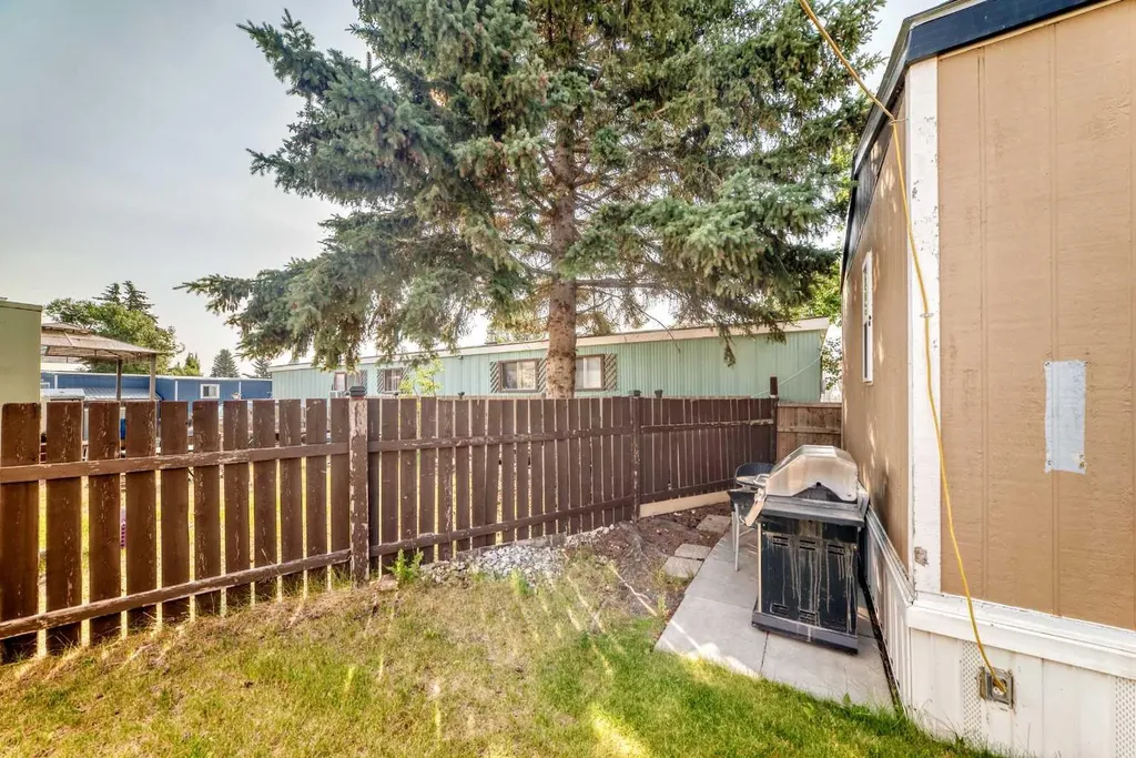 3223 83 Street NW Calgary AB T3B 5P1