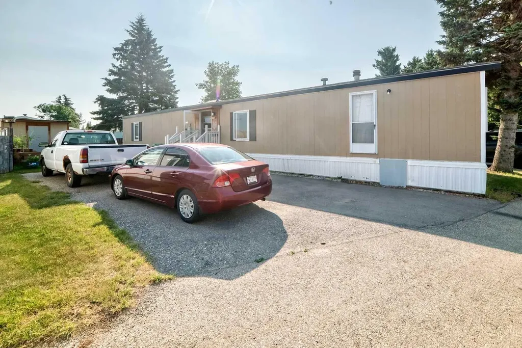 3223 83 Street NW Calgary AB T3B 5P1