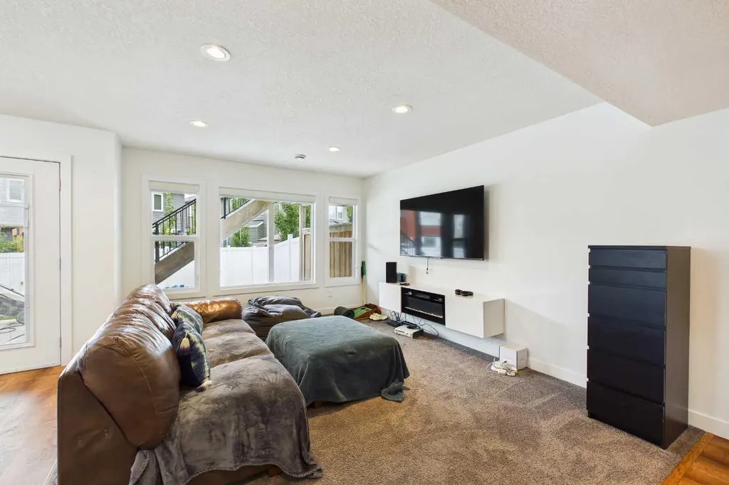 25 Evansglen Mews NW Calgary AB T3P 0P1