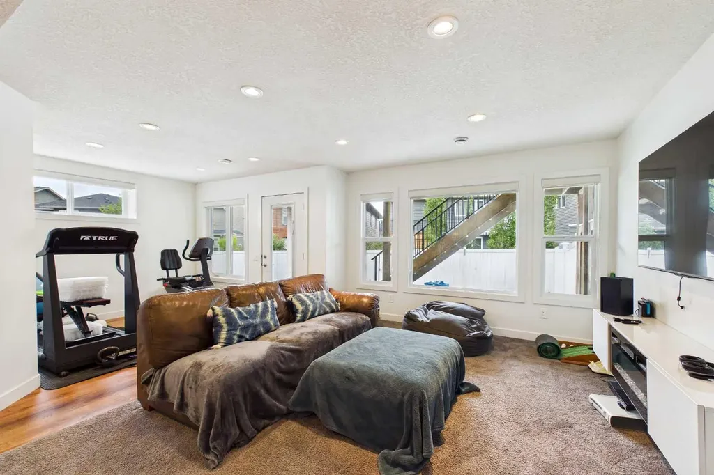 25 Evansglen Mews NW Calgary AB T3P 0P1