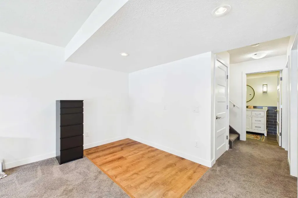 25 Evansglen Mews NW Calgary AB T3P 0P1