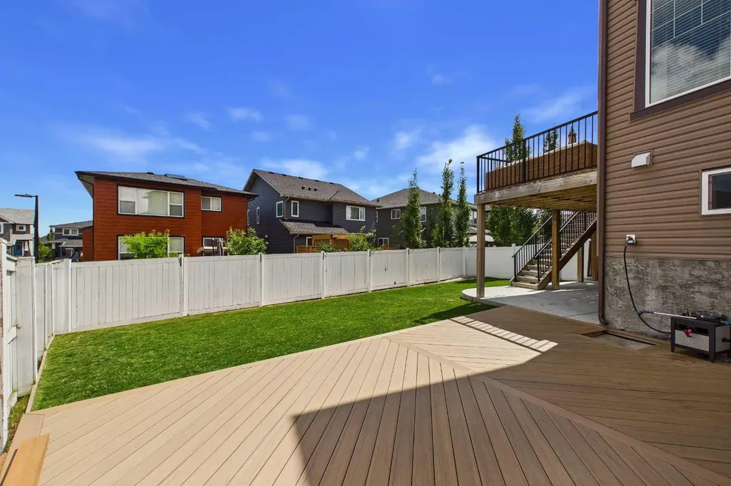 25 Evansglen Mews NW Calgary AB T3P 0P1