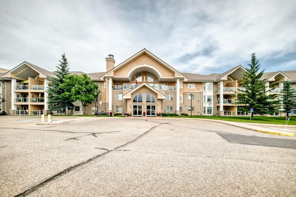 728 Country Hills Road NW Calgary AB T3K 5K8