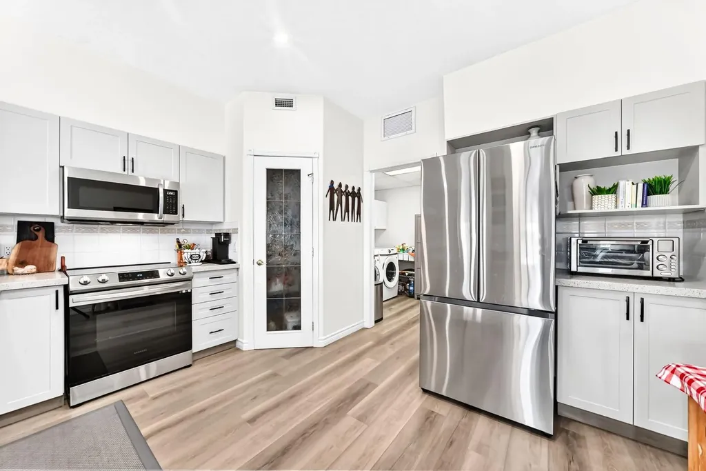 728 Country Hills Road NW Calgary AB T3K 5K8