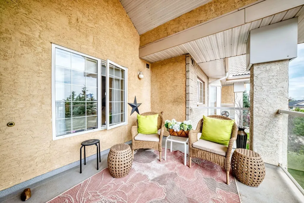 728 Country Hills Road NW Calgary AB T3K 5K8