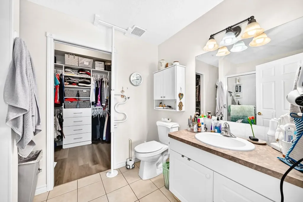 728 Country Hills Road NW Calgary AB T3K 5K8