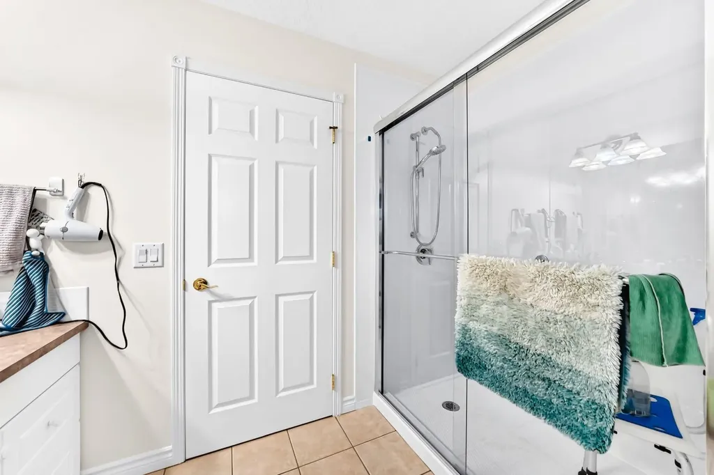 728 Country Hills Road NW Calgary AB T3K 5K8