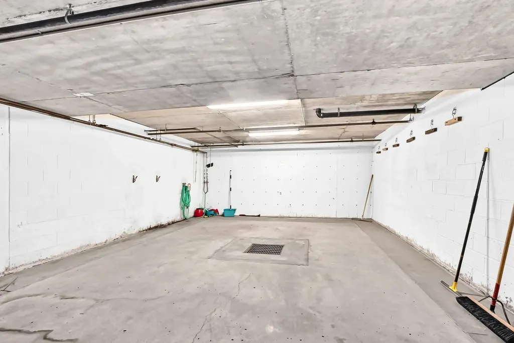 728 Country Hills Road NW Calgary AB T3K 5K8