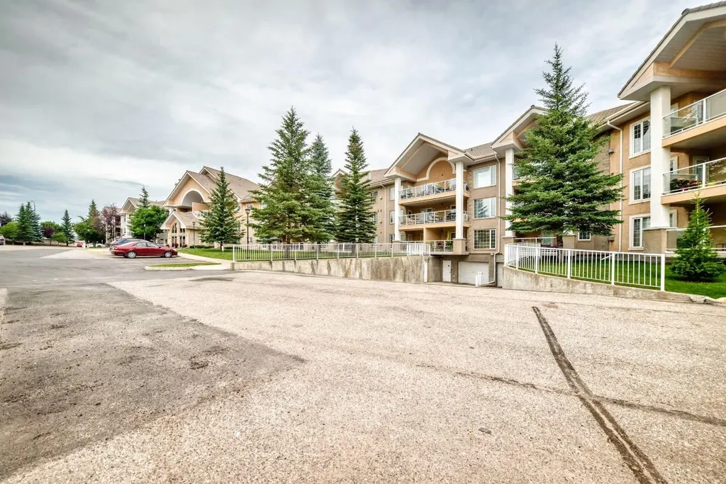 728 Country Hills Road NW Calgary AB T3K 5K8