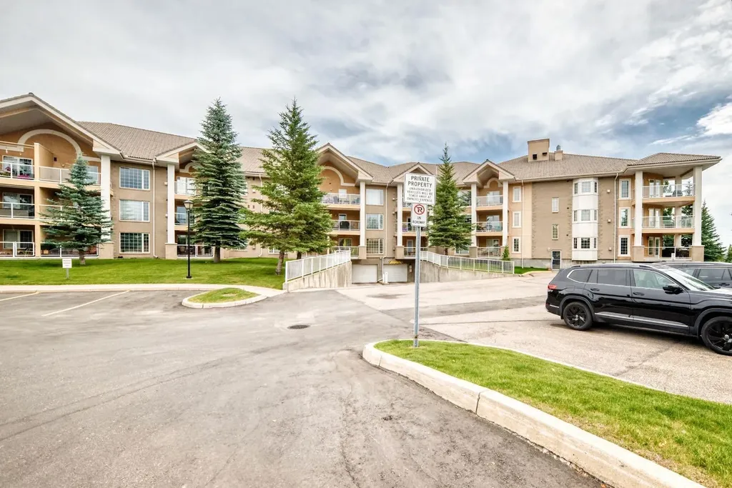 728 Country Hills Road NW Calgary AB T3K 5K8