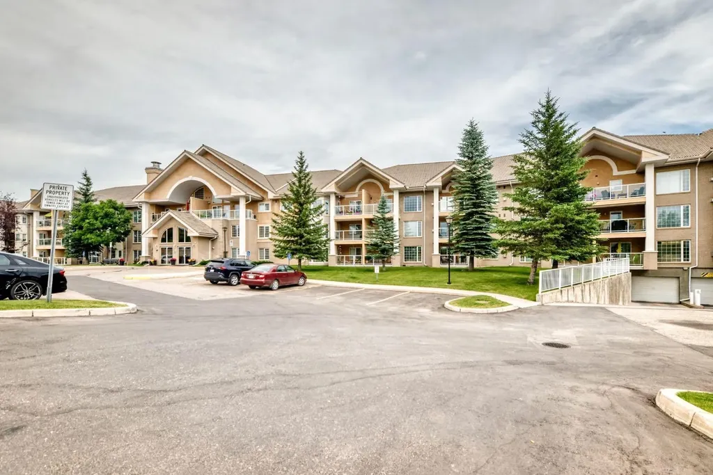 728 Country Hills Road NW Calgary AB T3K 5K8
