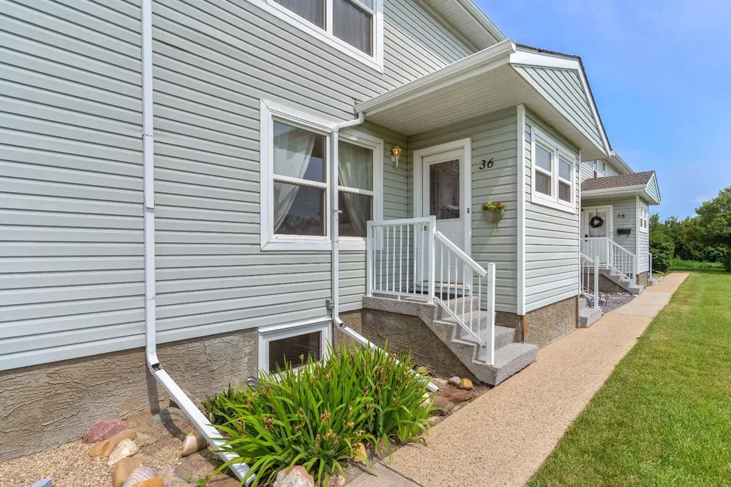 36 Poplar Crescent Springbrook AB T4S 1V3