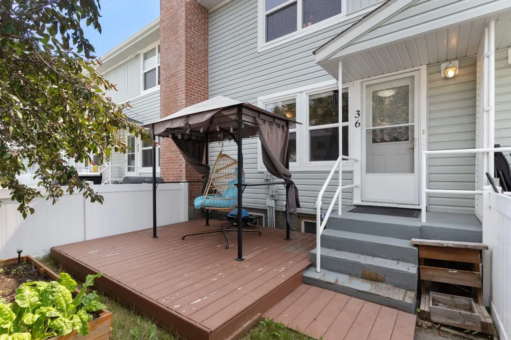 36 Poplar Crescent Springbrook AB T4S 1V3