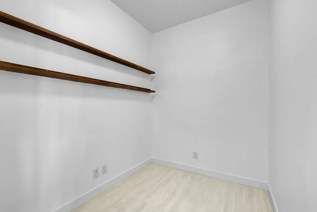 327 9a Street NW Calgary AB T2N1T7