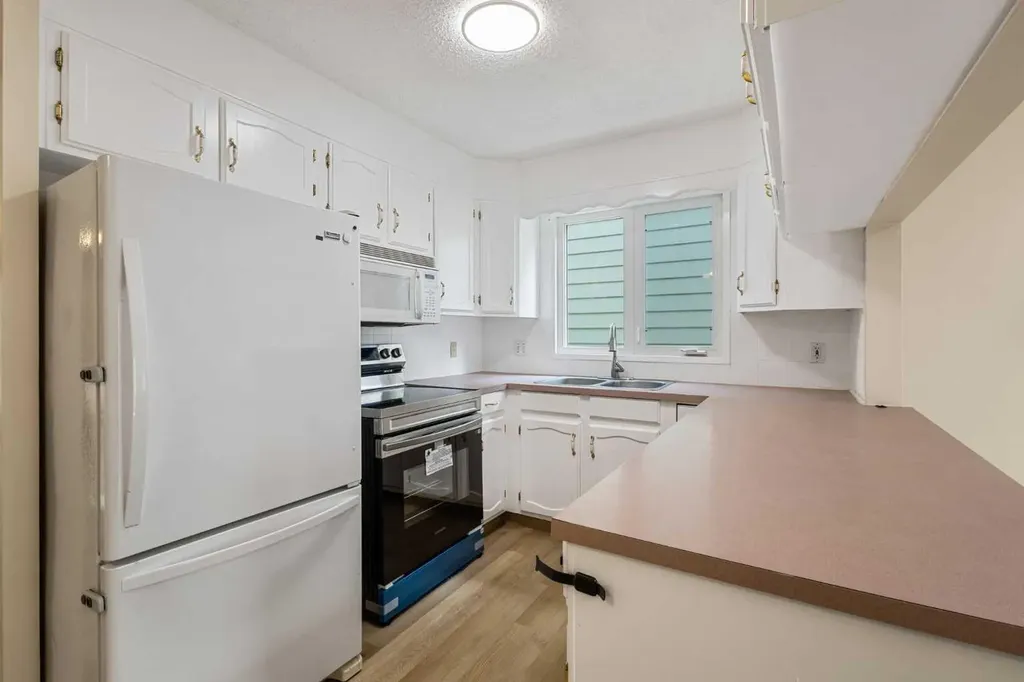1111 Berkley Drive NW Calgary AB T3K1S6