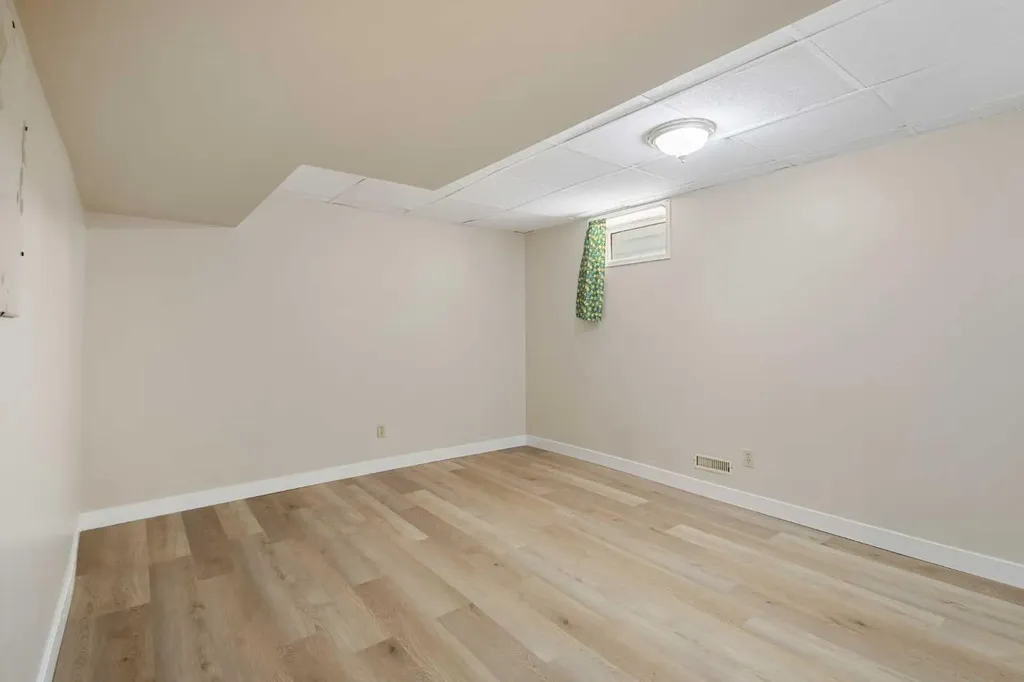 1111 Berkley Drive NW Calgary AB T3K1S6