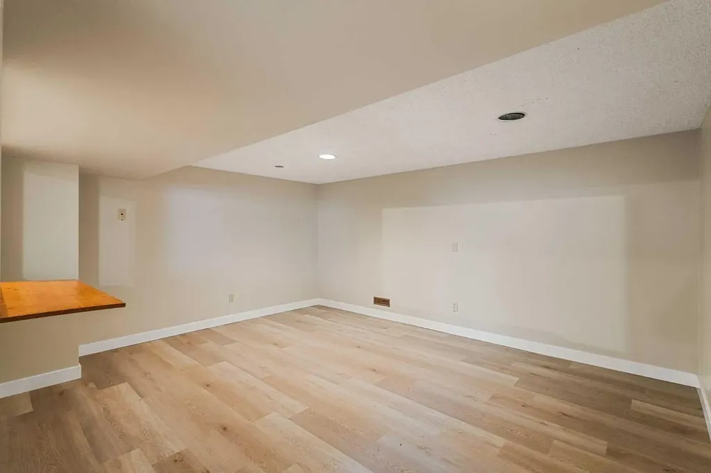 1111 Berkley Drive NW Calgary AB T3K1S6