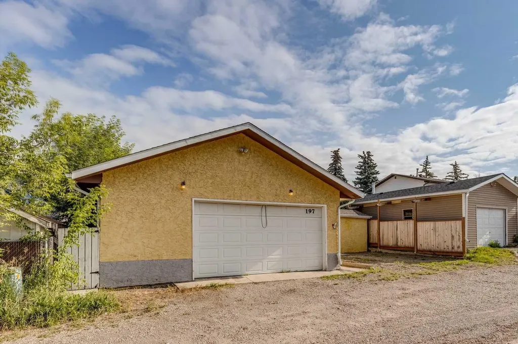 197 Acacia Drive SE Airdrie AB T4B1G6