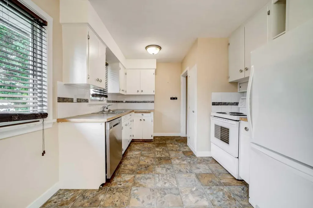 518 10 Street N Lethbridge AB T1H 2C8