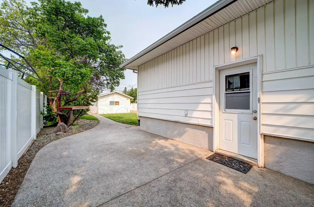 518 10 Street N Lethbridge AB T1H 2C8