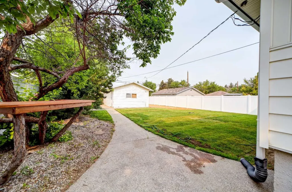 518 10 Street N Lethbridge AB T1H 2C8