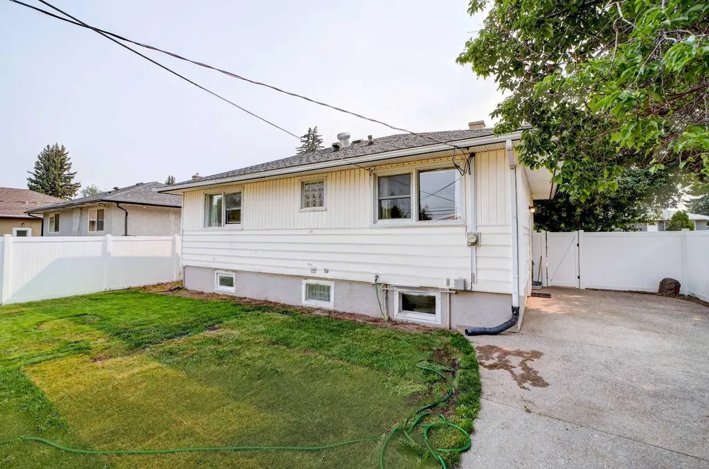 518 10 Street N Lethbridge AB T1H 2C8