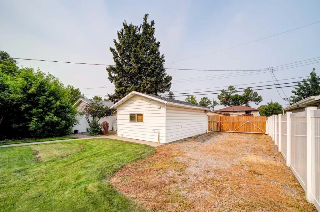 518 10 Street N Lethbridge AB T1H 2C8
