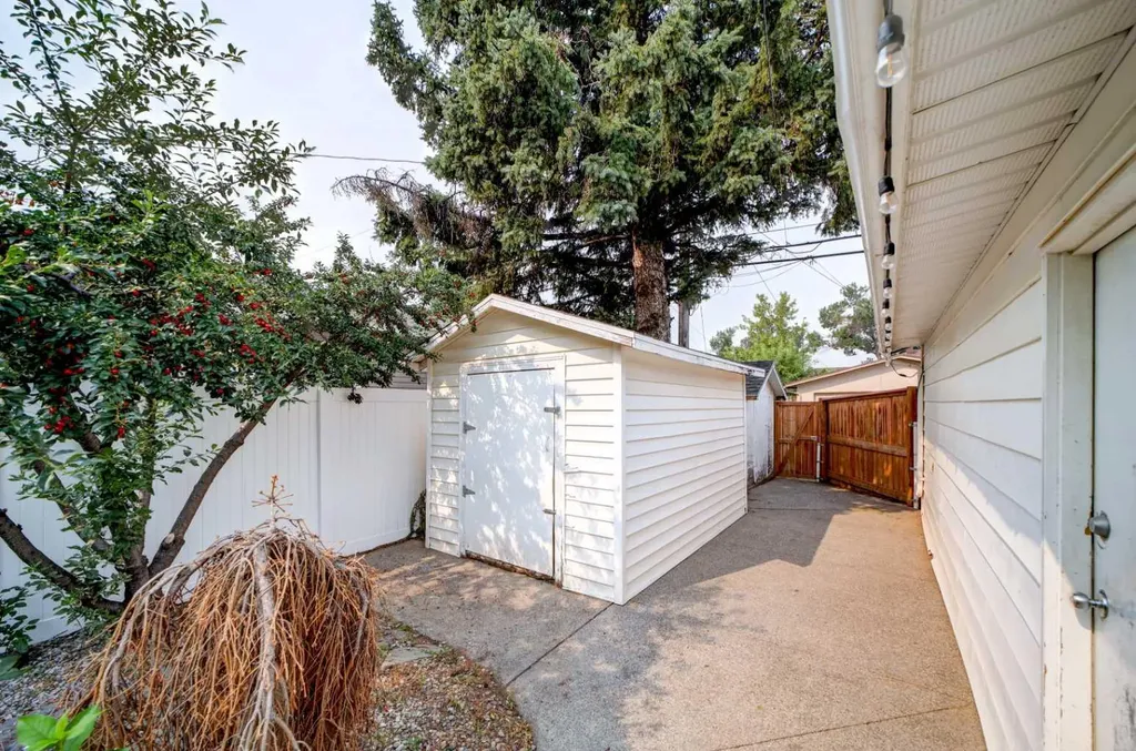 518 10 Street N Lethbridge AB T1H 2C8