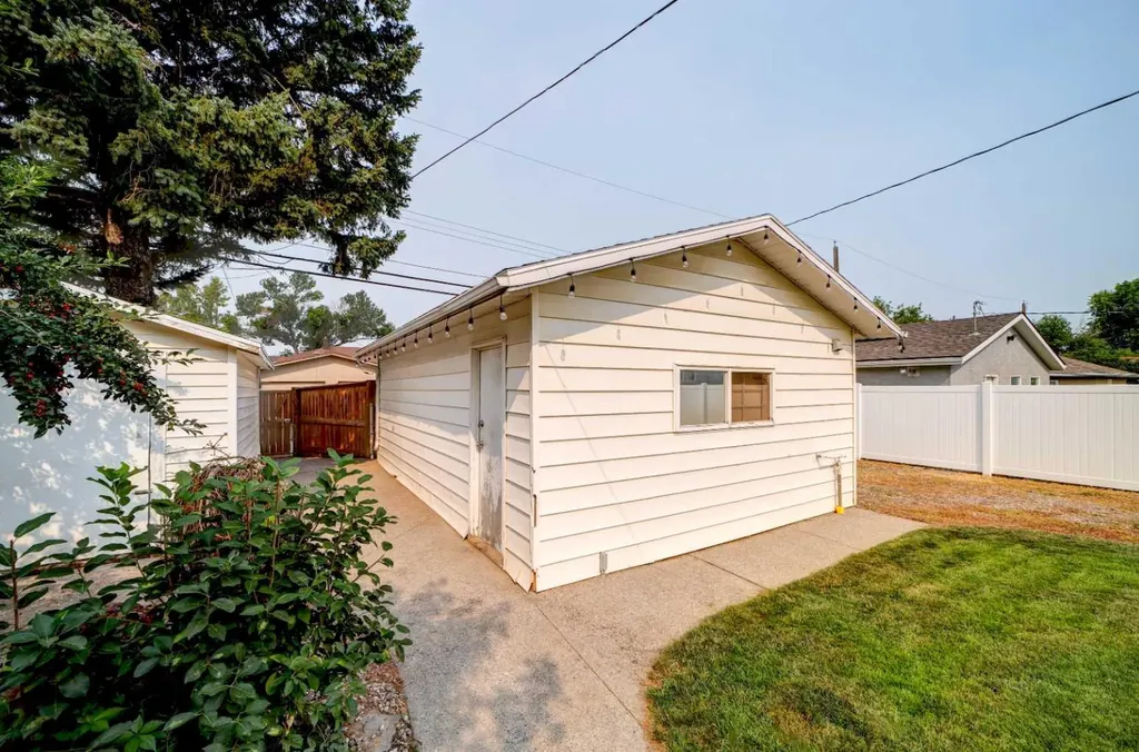 518 10 Street N Lethbridge AB T1H 2C8