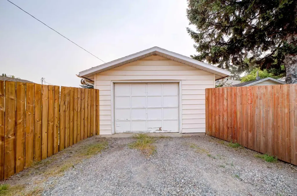 518 10 Street N Lethbridge AB T1H 2C8