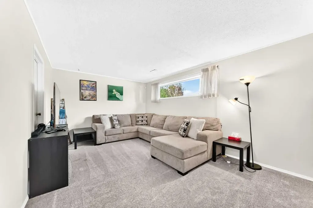 4 Marbrooke Circle NE Calgary AB T2A 2W4