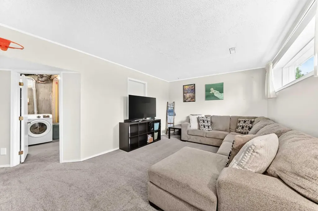 4 Marbrooke Circle NE Calgary AB T2A 2W4