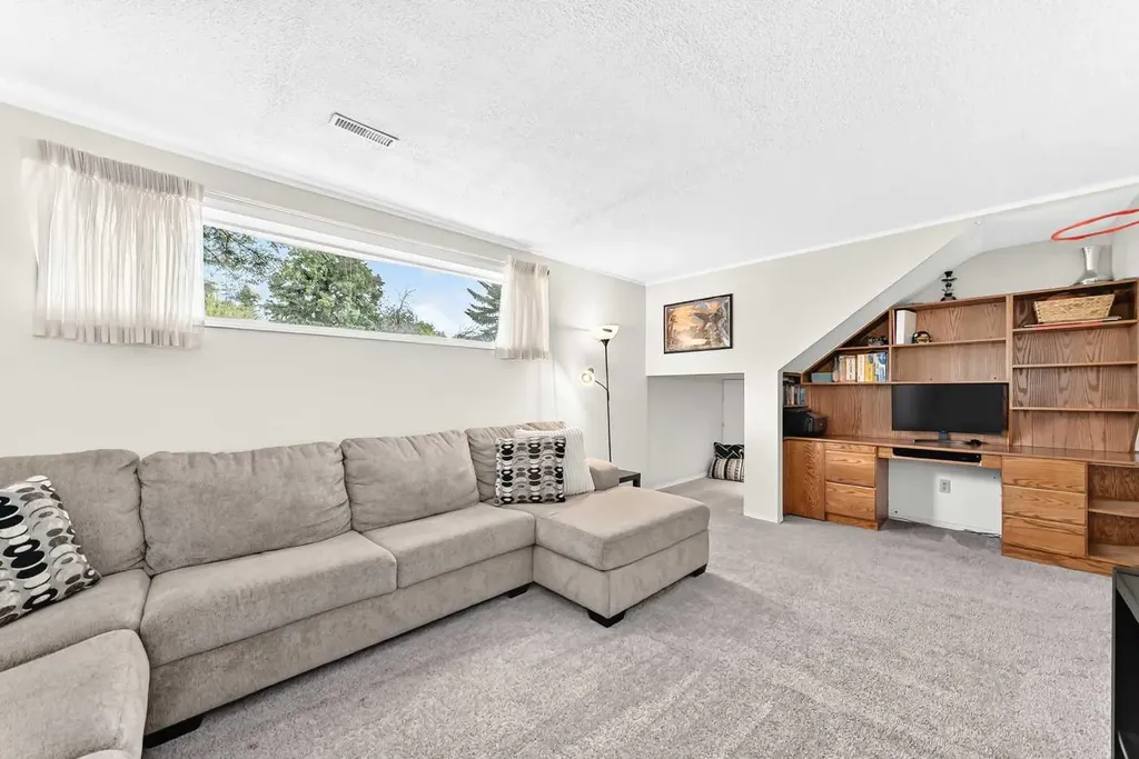 4 Marbrooke Circle NE Calgary AB T2A 2W4