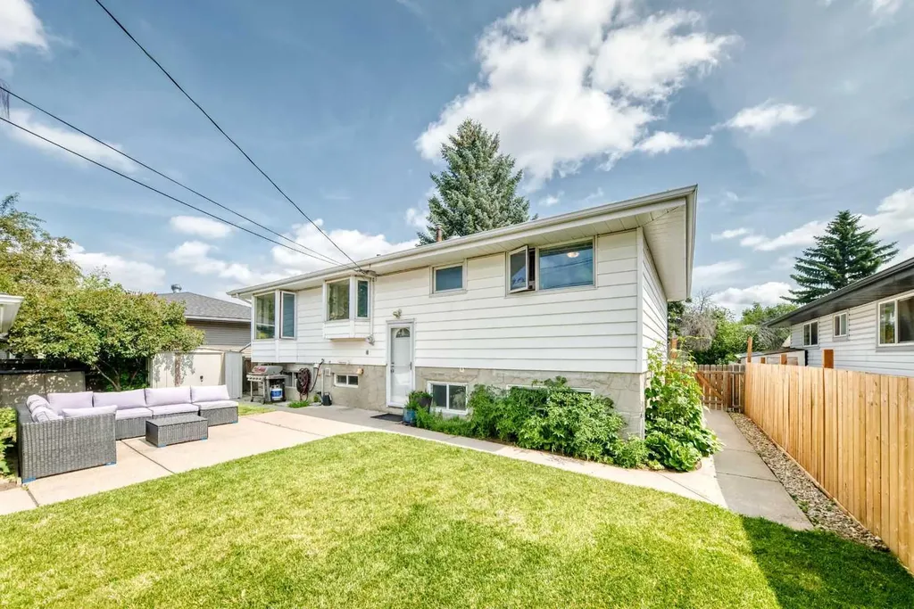 4 Marbrooke Circle NE Calgary AB T2A 2W4