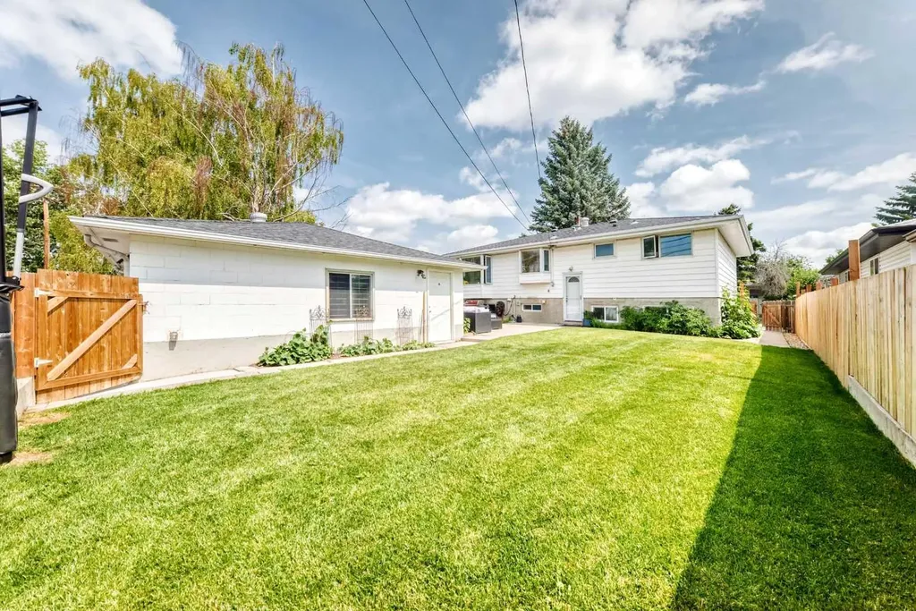 4 Marbrooke Circle NE Calgary AB T2A 2W4