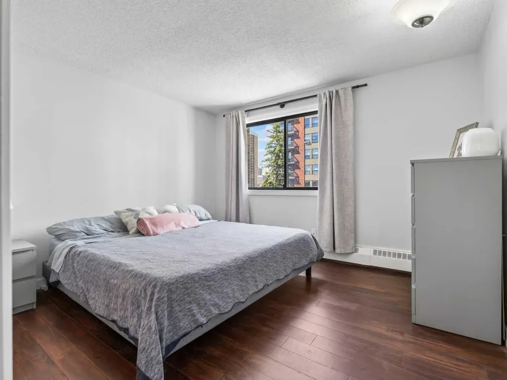 537 14 Avenue SW Calgary AB T2R 0M7