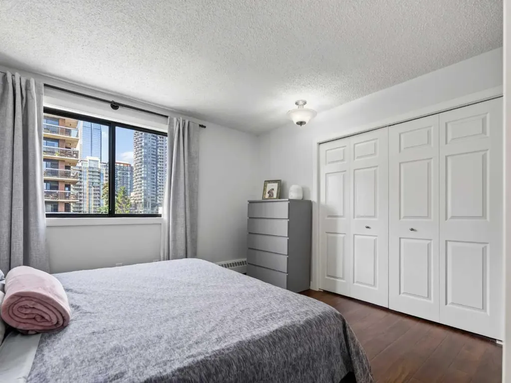 537 14 Avenue SW Calgary AB T2R 0M7