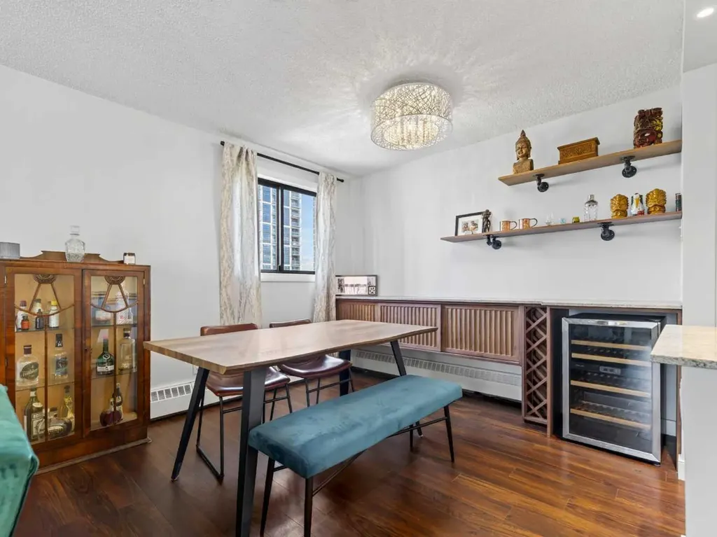 537 14 Avenue SW Calgary AB T2R 0M7