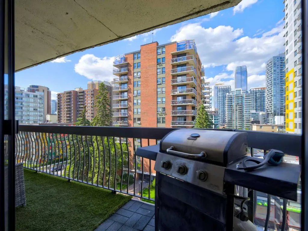 537 14 Avenue SW Calgary AB T2R 0M7