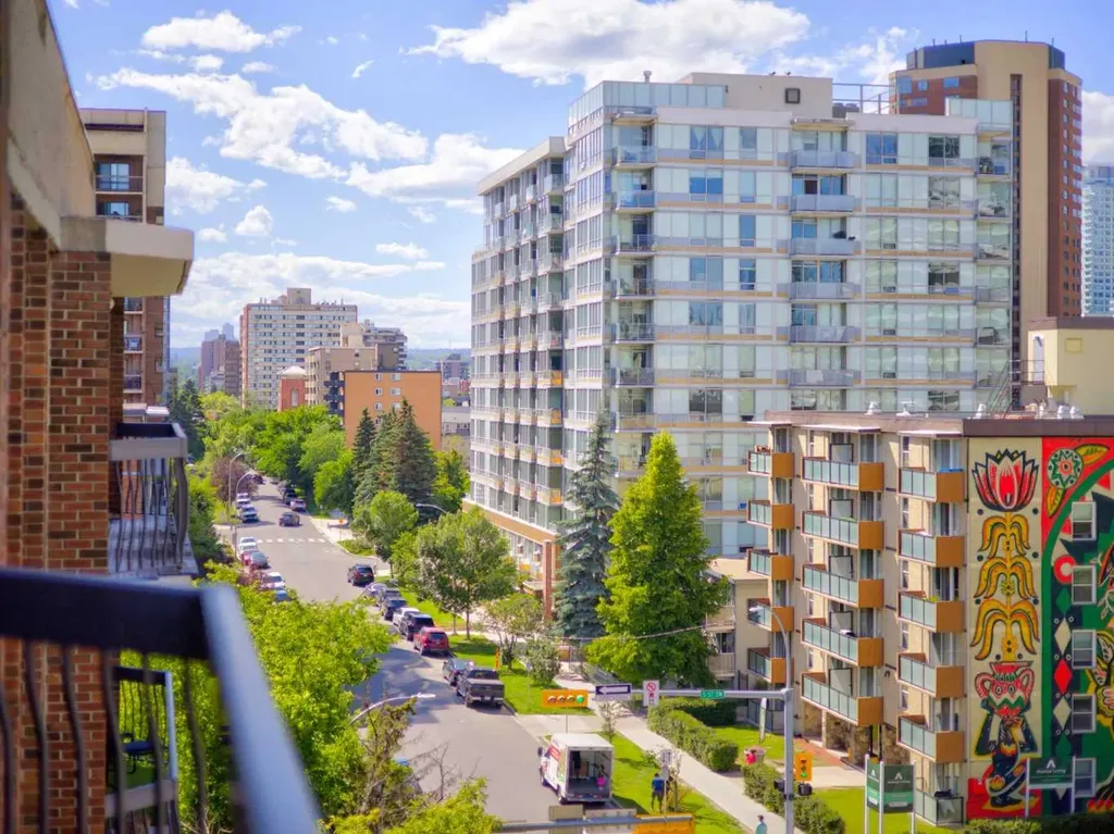 537 14 Avenue SW Calgary AB T2R 0M7