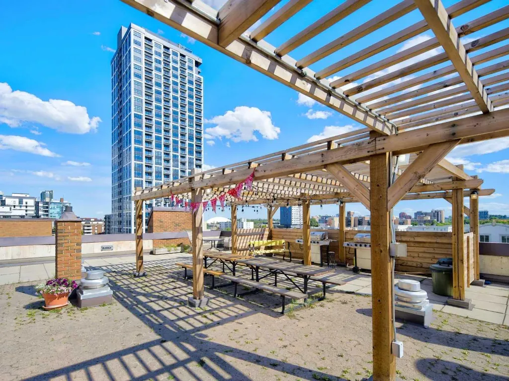537 14 Avenue SW Calgary AB T2R 0M7