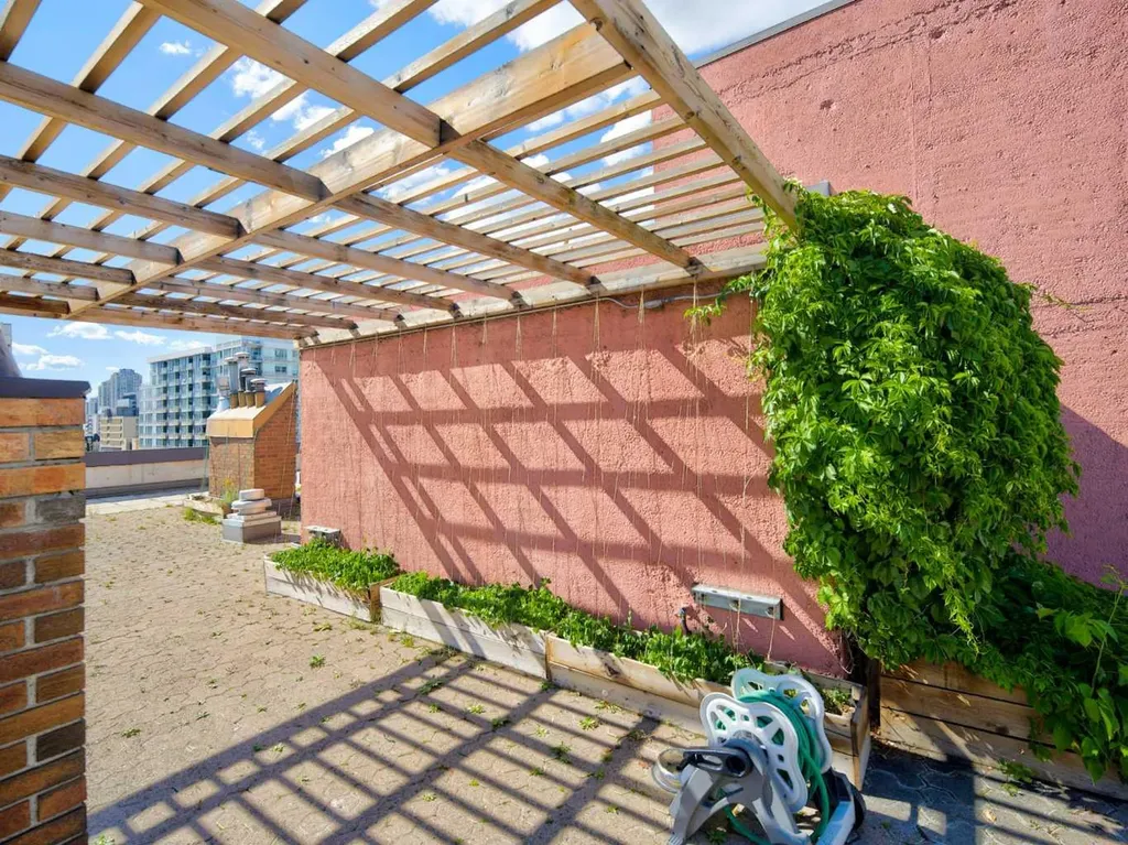 537 14 Avenue SW Calgary AB T2R 0M7